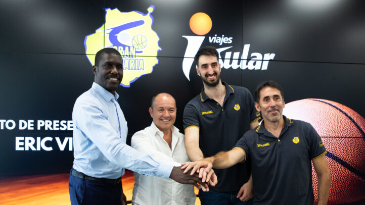 Presentación de Eric Vila junto a varios representantes del Club Baloncesto Gran Canaria.