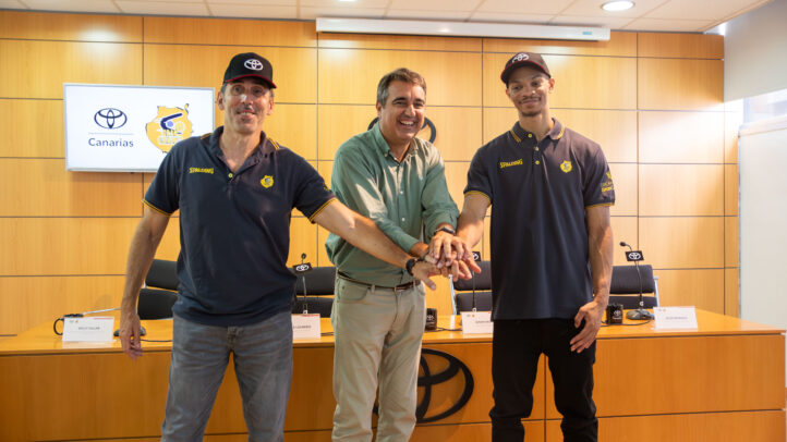 en Toyota Canarias: ""Donde quiera que me necesite el entrenador, trataré de ayudar""",Isaiah Wong con directivos del Club Baloncesto Gran Canaria en un evento de presentación.