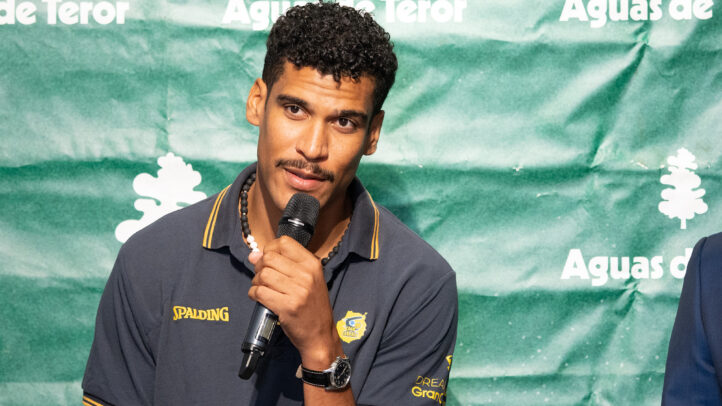 presentado en Teror: ""Soy un facilitador""",Louis Labeyrie habla con un micrófono durante su presentación en Teror.