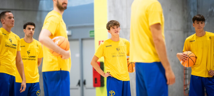Jugadores del Gran Canaria U22 en entrenamiento, vistiendo camisetas amarillas y azules.
