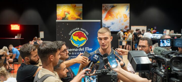 en Poema del Mar: ""Quiero dar mi máximo siempre""",Ziga Samar rodeado de periodistas en un evento en Poema del Mar.