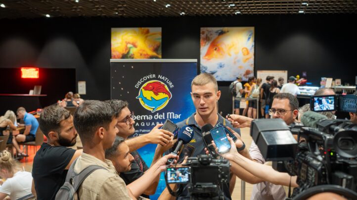 en Poema del Mar: ""Quiero dar mi máximo siempre""",Ziga Samar rodeado de periodistas en un evento en Poema del Mar.