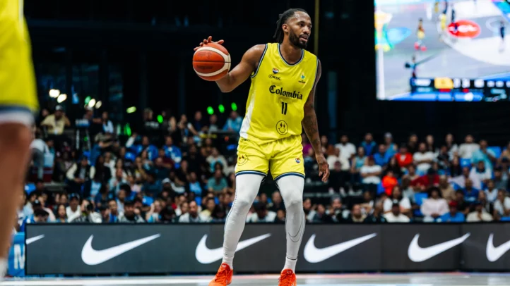Braian Angola con balón, vistiendo uniforme amarillo de Colombia durante un partido.