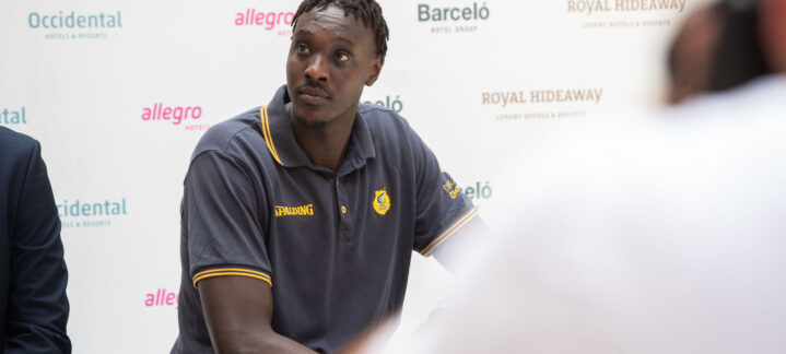 en el Santa Catalina, a Royal Hideaway Hotel: ""Es un gran paso en mi carrera""","Kur Kuath durante una rueda de prensa en el Santa Catalina, Royal Hideaway Hotel.