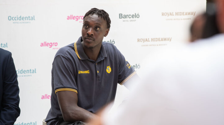 en el Santa Catalina, a Royal Hideaway Hotel: ""Es un gran paso en mi carrera""","Kur Kuath durante una rueda de prensa en el Santa Catalina, Royal Hideaway Hotel.