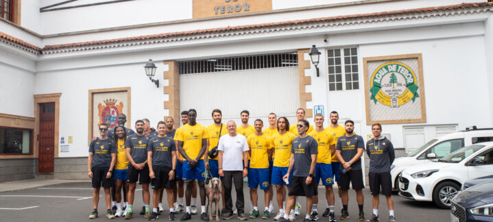 Plantilla del Dreamland Gran Canaria posando en la Villa Mariana de Teror.