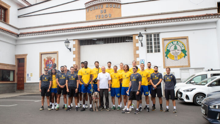 Plantilla del Dreamland Gran Canaria posando en la Villa Mariana de Teror.