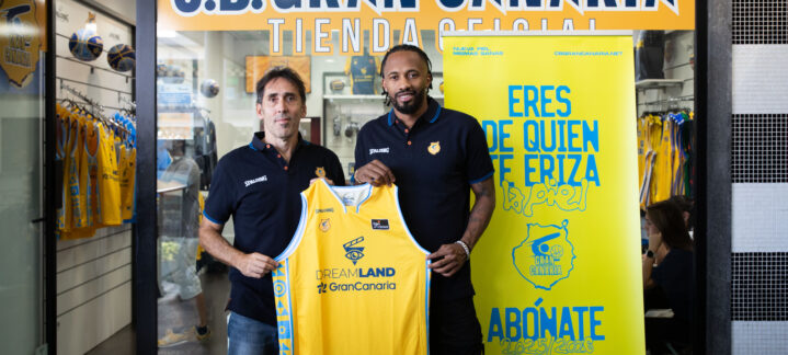 en su presentación: ""Estoy contento por estar en un equipo tan importante""",Braian Angola y un responsable del club muestran una camiseta del CB Gran Canaria.