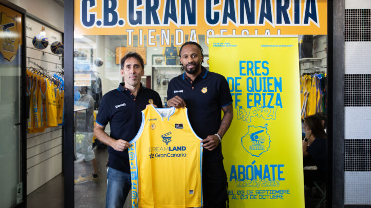 en su presentación: ""Estoy contento por estar en un equipo tan importante""",Braian Angola y un responsable del club muestran una camiseta del CB Gran Canaria.