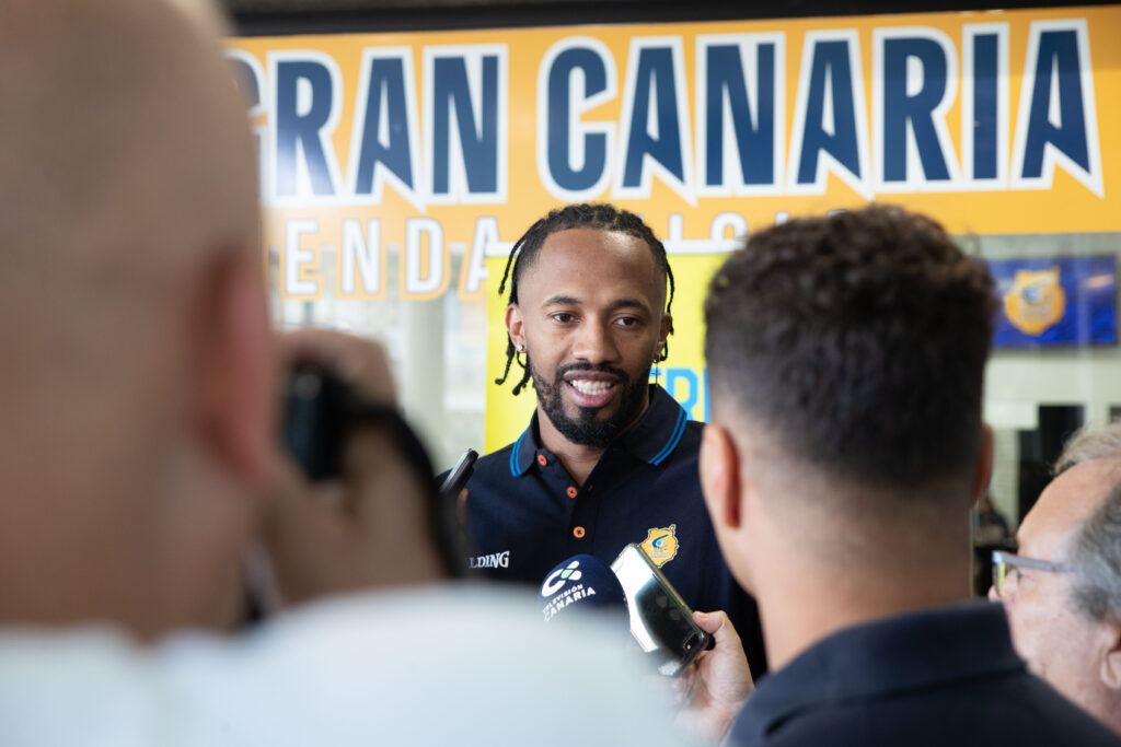  en su presentación: ""Estoy contento por estar en un equipo tan importante""",Braian Angola siendo entrevistado en su presentación con el Club Baloncesto Gran Canaria.