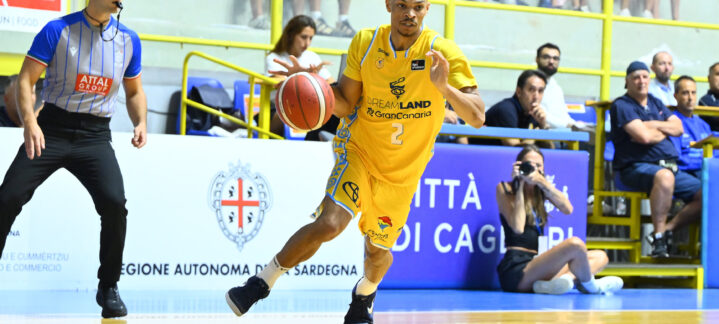 Jugador del Dreamland Gran Canaria avanza con el balón durante un partido de pretemporada.