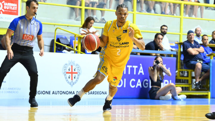 Jugador del Dreamland Gran Canaria avanza con el balón durante un partido de pretemporada.