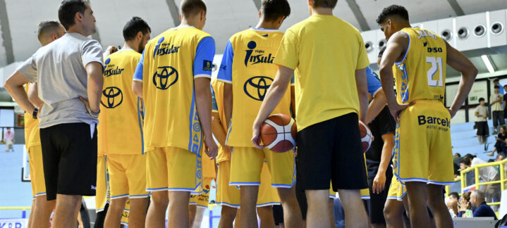 Jugadores del Dreamland Gran Canaria reunidos durante un tiempo muerto en un partido.