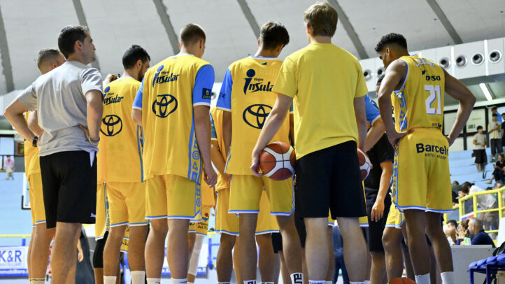 Jugadores del Dreamland Gran Canaria reunidos durante un tiempo muerto en un partido.
