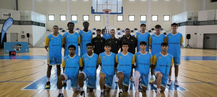 Equipo de baloncesto Gran Canaria de Liga U, posando en la cancha tras el torneo.