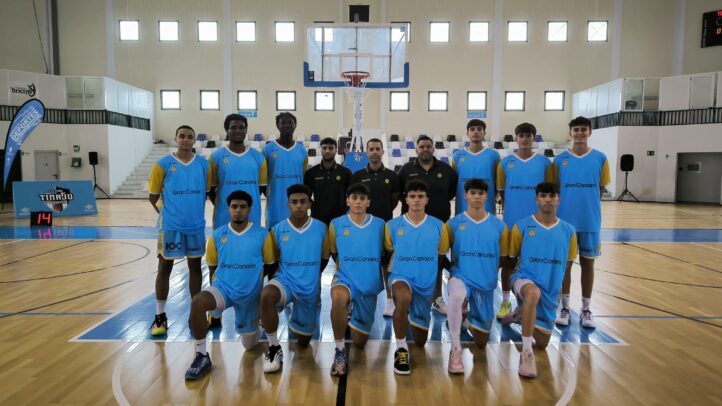Equipo de baloncesto Gran Canaria de Liga U, posando en la cancha tras el torneo.
