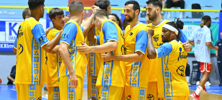 Jugadores del Dreamland Gran Canaria se animan antes de un partido en el torneo.