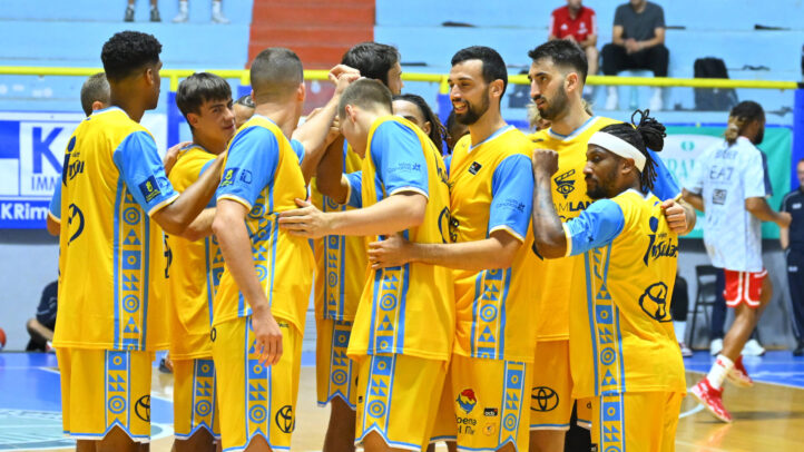 Jugadores del Dreamland Gran Canaria se animan antes de un partido en el torneo.