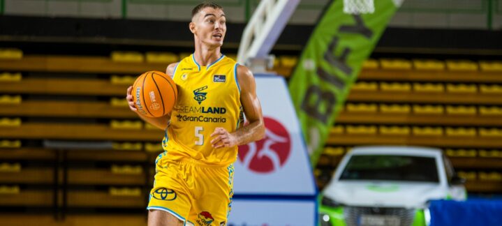 Jugador del Dreamland Gran Canaria con balón en el 'Torneo As Burgas Basket Cup'.