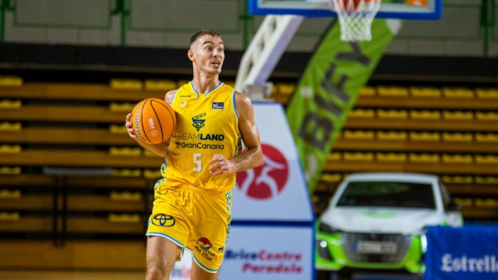 Jugador del Dreamland Gran Canaria con balón en el 'Torneo As Burgas Basket Cup'.