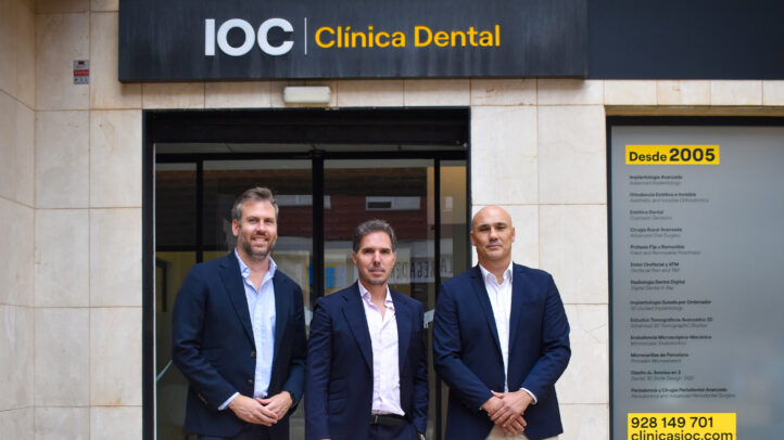nuevo colaborador del Club Baloncesto Gran Canaria",Representantes de IOC Clínica Dental junto a su establecimiento en Gran Canaria.