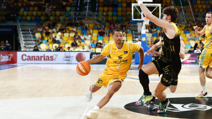 Jugador del Club Baloncesto Gran Canaria driblando con balón en un partido.