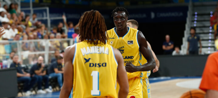 Jugadores del Dreamland Gran Canaria celebran en el campo durante un partido.