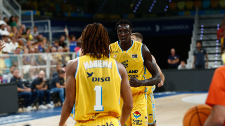 Jugadores del Dreamland Gran Canaria celebran en el campo durante un partido.