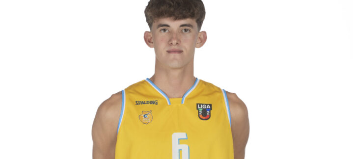 Jugador del Gran Canaria U22 con camiseta amarilla, número 6, en fondo blanco.