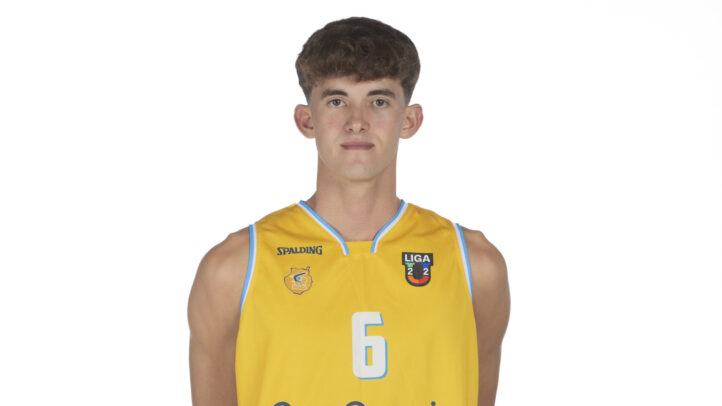 Jugador del Gran Canaria U22 con camiseta amarilla, número 6, en fondo blanco.
