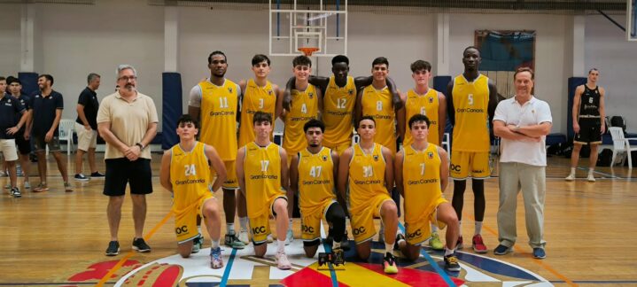 campeón del XX Torneo Náutico Ciudad de Santa Cruz",Jugadores del Gran Canaria U22 posan en la cancha tras ganar el torneo.