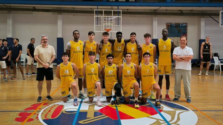 campeón del XX Torneo Náutico Ciudad de Santa Cruz",Jugadores del Gran Canaria U22 posan en la cancha tras ganar el torneo.