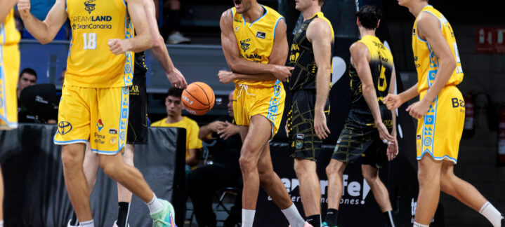 Jugadores del Club Baloncesto Gran Canaria celebran un punto en el partido contra el rival.