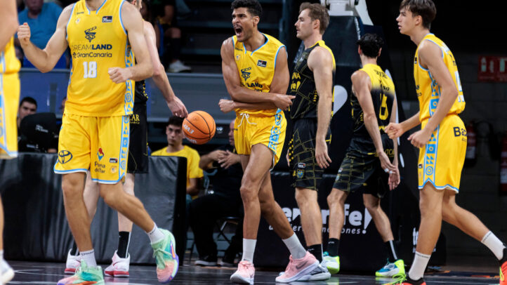 Jugadores del Club Baloncesto Gran Canaria celebran un punto en el partido contra el rival.