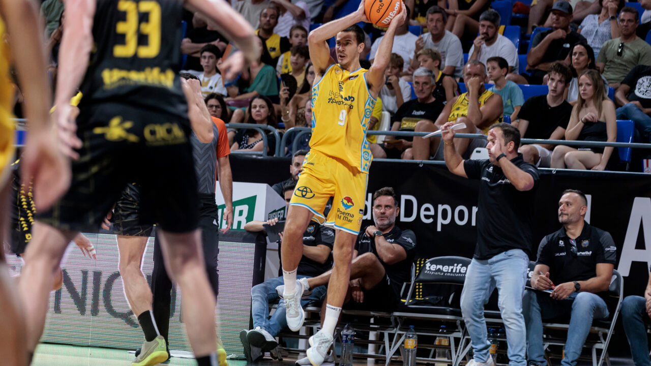 Jugador del Club Baloncesto Gran Canaria lanza el balón durante un partido.