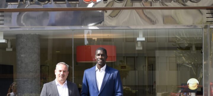 Dos personas posan frente a la oficina de Engel & Völkers en Gran Canaria.