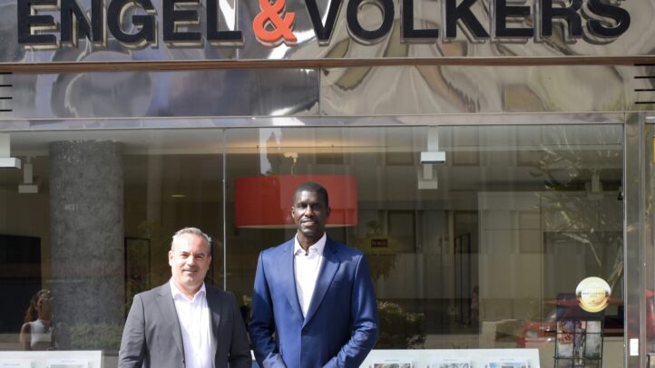 Dos personas posan frente a la oficina de Engel & Völkers en Gran Canaria.