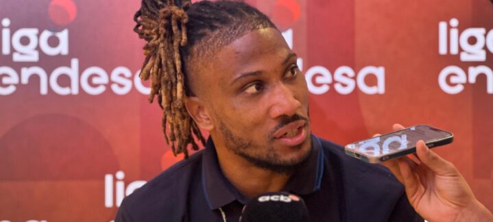 Andrew Albicy habla durante una entrevista sobre la temporada del equipo de baloncesto.