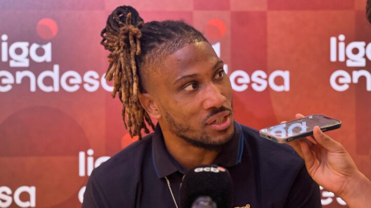 Andrew Albicy habla durante una entrevista sobre la temporada del equipo de baloncesto.