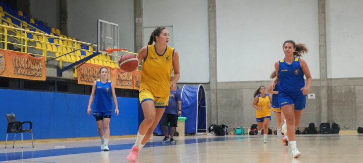 Jugadoras del Gran Canaria ULPGC entrenando en la cancha con balones.