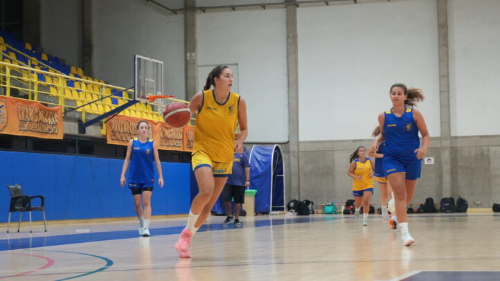 Jugadoras del Gran Canaria ULPGC entrenando en la cancha con balones.