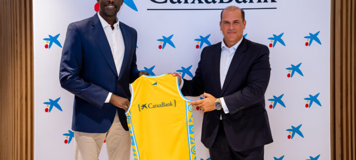 Representantes del Club Baloncesto Gran Canaria presentan una camiseta con el logo de CaixaBank.