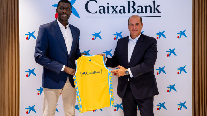 Representantes del Club Baloncesto Gran Canaria presentan una camiseta con el logo de CaixaBank.