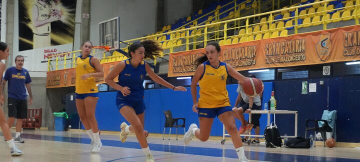 Jugadoras entrenando en el gimnasio del Club Baloncesto Gran Canaria, con balón.