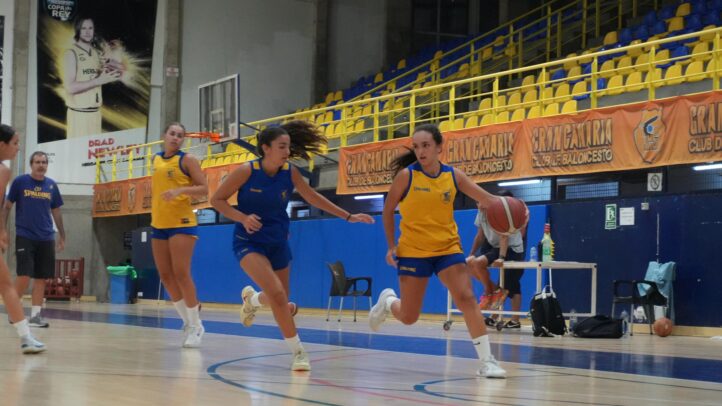 Jugadoras entrenando en el gimnasio del Club Baloncesto Gran Canaria, con balón.