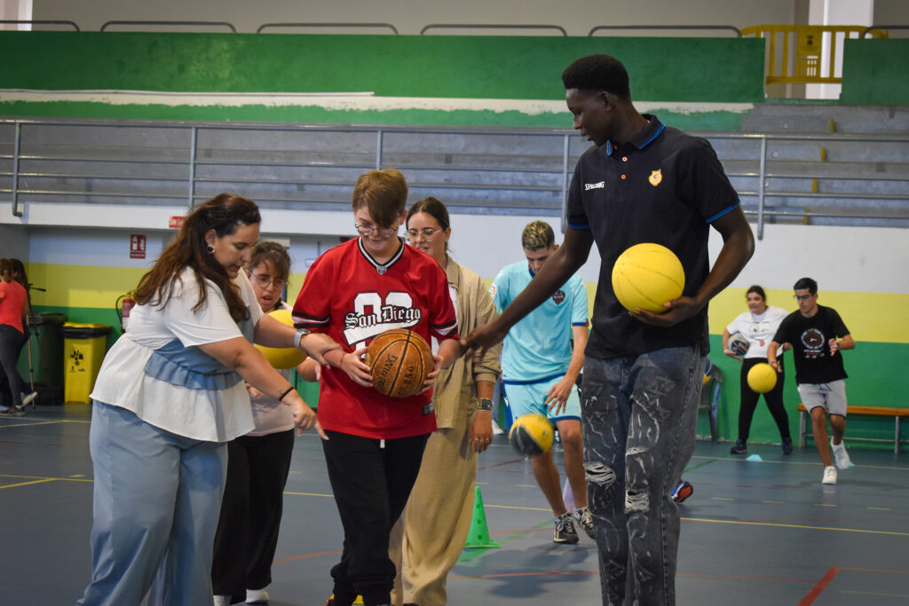 Grupo de personas en un gimnasio, participando en actividades deportivas y de entrenamiento.