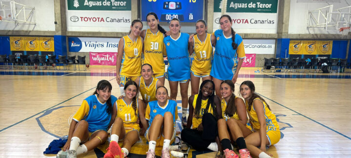 Jugadoras de la cantera amarilla posando en la cancha tras un partido.