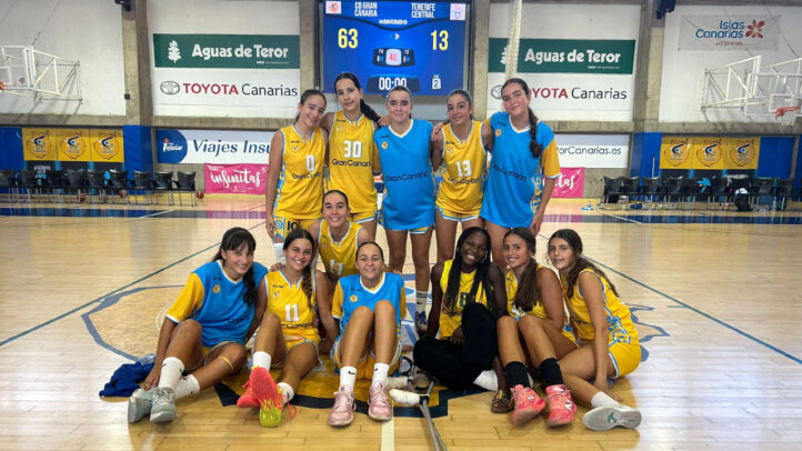 Jugadoras de la cantera amarilla posando en la cancha tras un partido.