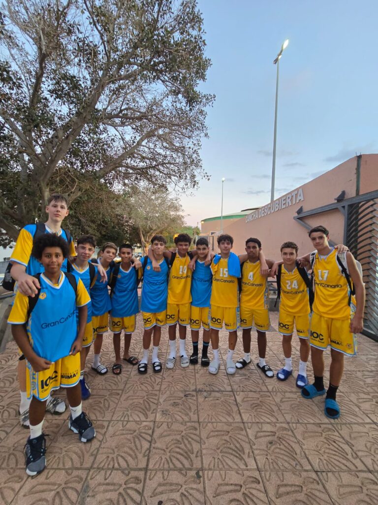 Jugadores de la cantera del Club Baloncesto Gran Canaria posan juntos sonrientes.