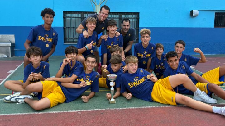 campeón del V Torneo Juan José Bruno",Equipo preinfantil masculino del CB Gran Canaria celebra su victoria en el torneo.